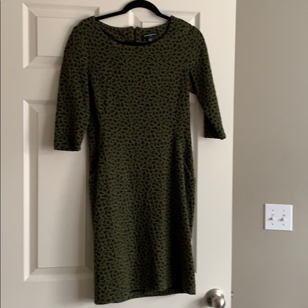 Green/black patterned shift dress with 3/4 sleeves